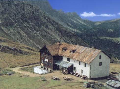 rifugio Genova con il gruppo delle Odle